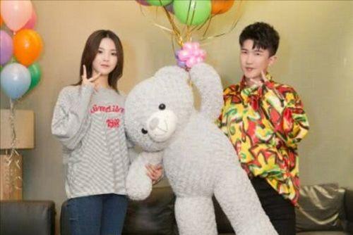 娱乐圈吃瓜背景板,揭秘幕后真相,吃瓜群众背后的故事